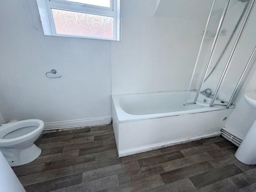 Lot: 81 - FREEHOLD BLOCK OF FOUR TWO-BEDROOM FLATS - Bathroom - Flat 5a